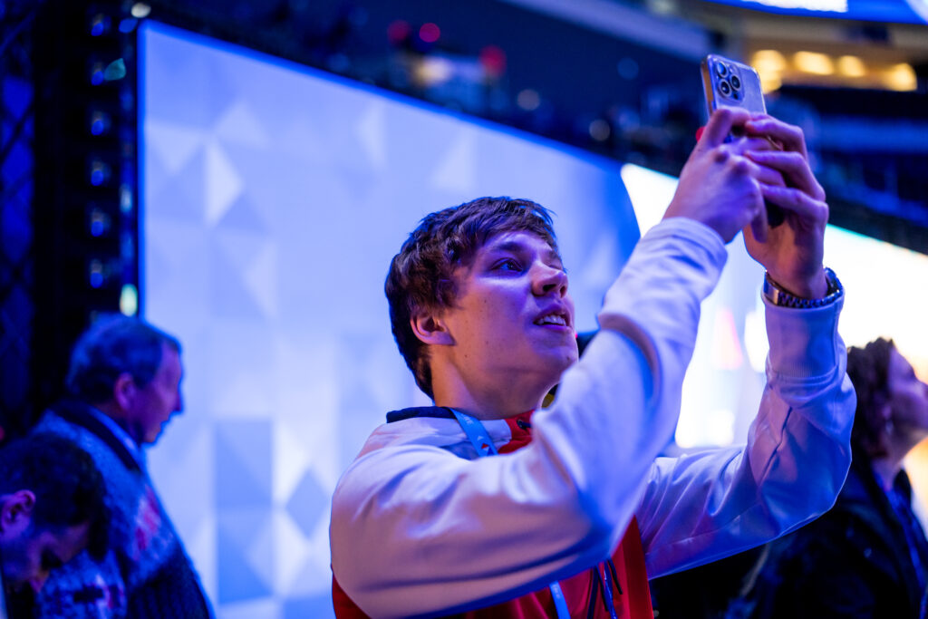 Sjíždějí se závodníci a v O2 areně finišují přípravy
